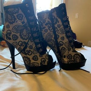 Size 7 Black & Cream boots
